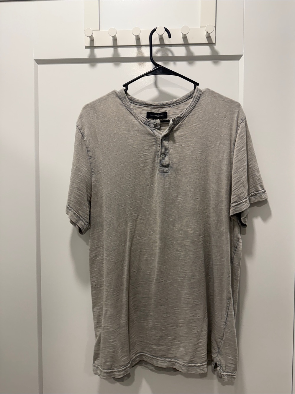 Treasure & Bond Men's Short Sleeve Henley Tee in Light Gray